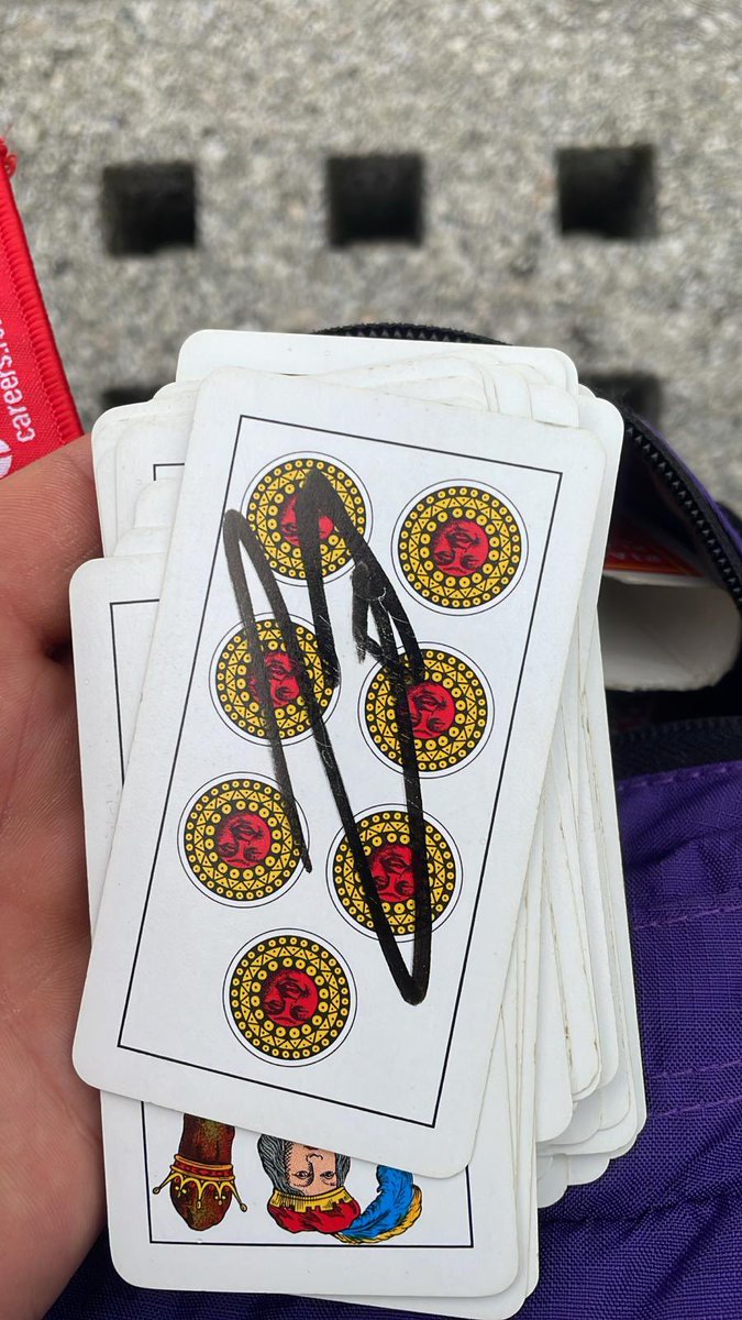 Un mio amico ha appena beccato Cristiano Ronaldo.
Voleva un suo autografo ma non aveva nulla con lui.
Si è toccato le tasche e ha trovato un mazzo di carte da briscola.
Il resto è storia.
