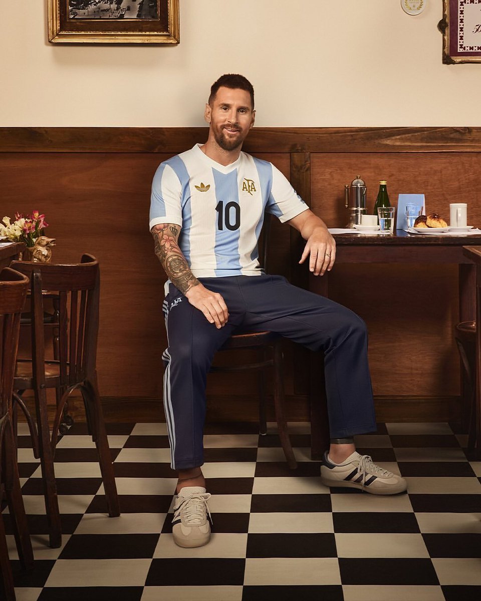 EditsBoke's tweet photo. Por pedido explícito de Lionel Messi, la camiseta se va a usar por única vez ante Perú en La Bombonera. 
El motivo sería que una camiseta tan preciosa y elegante solo puede ser usada en el estadio mas hermoso del mundo, y no en algún otro villero del país https://t.co/TpygO4frrZ