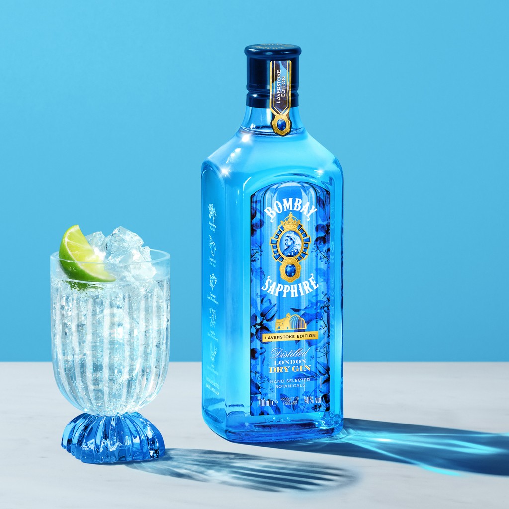 homeofbombay's tweet image. To celebrate 10 years of #BombaySapphireDistillery at #Laverstoke Mill, we proudly present this limited-edition bottle of #BombaySapphire. Inspired by our iconic #glasshouses, this bottle is a tribute to our 10 hand-selected botanicals. Shop today - bit.ly/48JrxOk