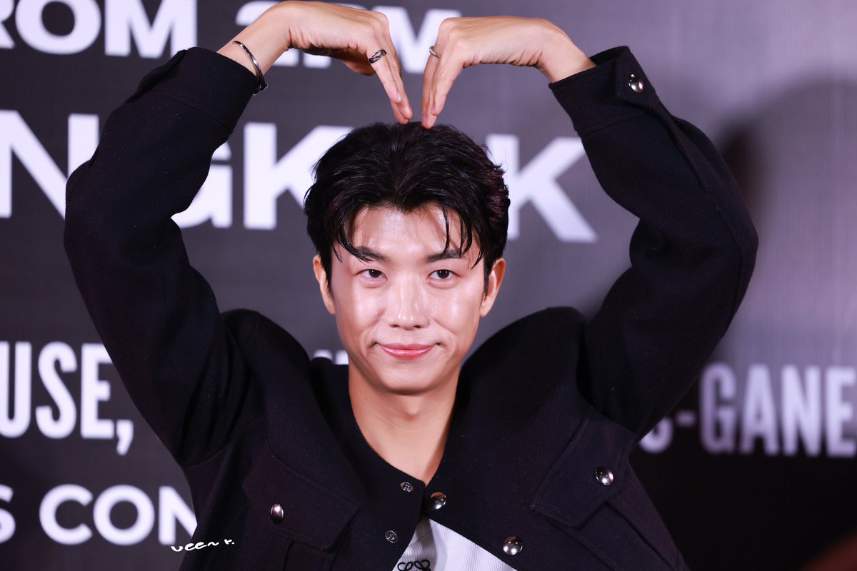 aveeporn's tweet photo. 241115 ด้งน้อย

[🐼🐨🐤] fansign event &amp; presscon
 ‘JUN. K, NICHKHUN, WOOYOUNG (From 2PM) Fan-Con 2024 [ENWJ] in Bangkok’ 🔥

#2PM_ENWJ_inBKK
#2024_FanCon_ENWJ_BKK
#2PM #투피엠
#JUN_K #준케이 #NICHKHUN 
#닉쿤 #นิชคุณ #JangWooyoung 
#우영 #장우영 https://t.co/hAgF0BOwqE
