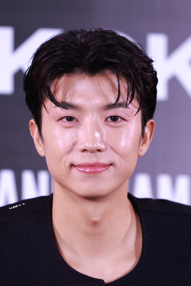 aveeporn's tweet photo. 241115 ด้งน้อย

[🐼🐨🐤] fansign event &amp; presscon
 ‘JUN. K, NICHKHUN, WOOYOUNG (From 2PM) Fan-Con 2024 [ENWJ] in Bangkok’ 🔥

#2PM_ENWJ_inBKK
#2024_FanCon_ENWJ_BKK
#2PM #투피엠
#JUN_K #준케이 #NICHKHUN 
#닉쿤 #นิชคุณ #JangWooyoung 
#우영 #장우영 https://t.co/hAgF0BOwqE