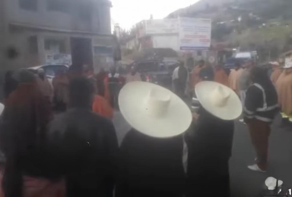 acebedario's tweet photo. Desde esta madrugada, varios accesos al ande de #LaLibertad están bloqueados. De acuerdo al pdte. de la Central de Rondas Campesinas de la Región, Róger Sandoval, son 50 mil #ronderos los que decidieron sumarse al paro nacional cansados de tanta #Inseguridad. https://t.co/gk814gtnMP