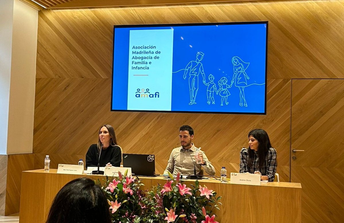 Seguimos en el #Congreso de <a href="/somosamafi/">AMAFI</a> Mar Domínguez, Jesús Morente y nuestra compañera <a href="/AndreaOlona/">Andrea</a> hablando sobre la preparación de discursos y alegatos con #IA