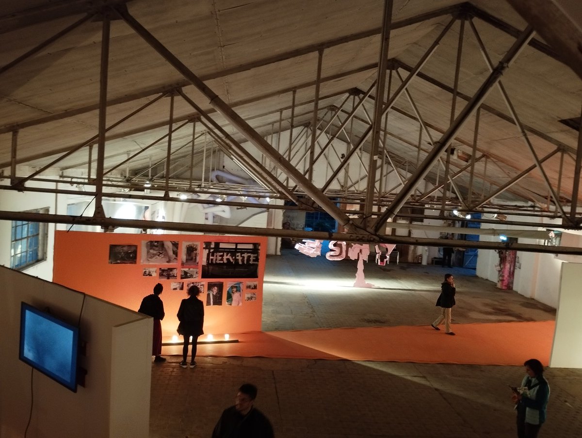 nandocruz32's tweet photo. Si no sabeu què fer aquest cap de setmana (o el proper), aneu a veure 'Free', la mostra sobre la cultura rave que hi ha al Konvent @puntzero.
I si podeu, pilleu-vos aquest llibre xulíssim sobre el tema. Inclou reflexions inspirades i inspiradores com aquesta: https://t.co/V8MVsrypoH