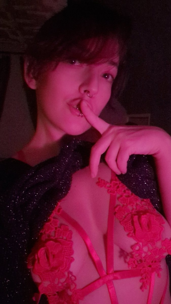 Qu'est-ce que j'ai bien pu prévoir encore ? 🫣😏
#DaphnéeLecerf #porn #sexy #mym