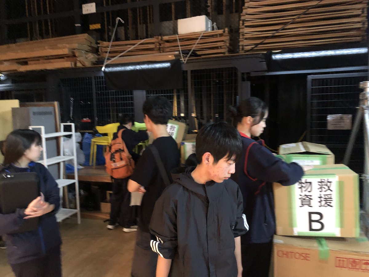 taki_2_engeki's tweet photo. 滝川第二演劇部、いよいよ明日11月16日(土)兵庫県大会上演⑧本番です！
明石市立西部市民会館にて、12:50〜　
「みんなのベンチ」作:いぐりんとその仲間達　
デザインアーティスト・吉井と公園課・高城の「みんなのベンチ」制作の物語をどうぞご観劇ください！入場無料です！ https://t.co/9LCReqWMXJ
