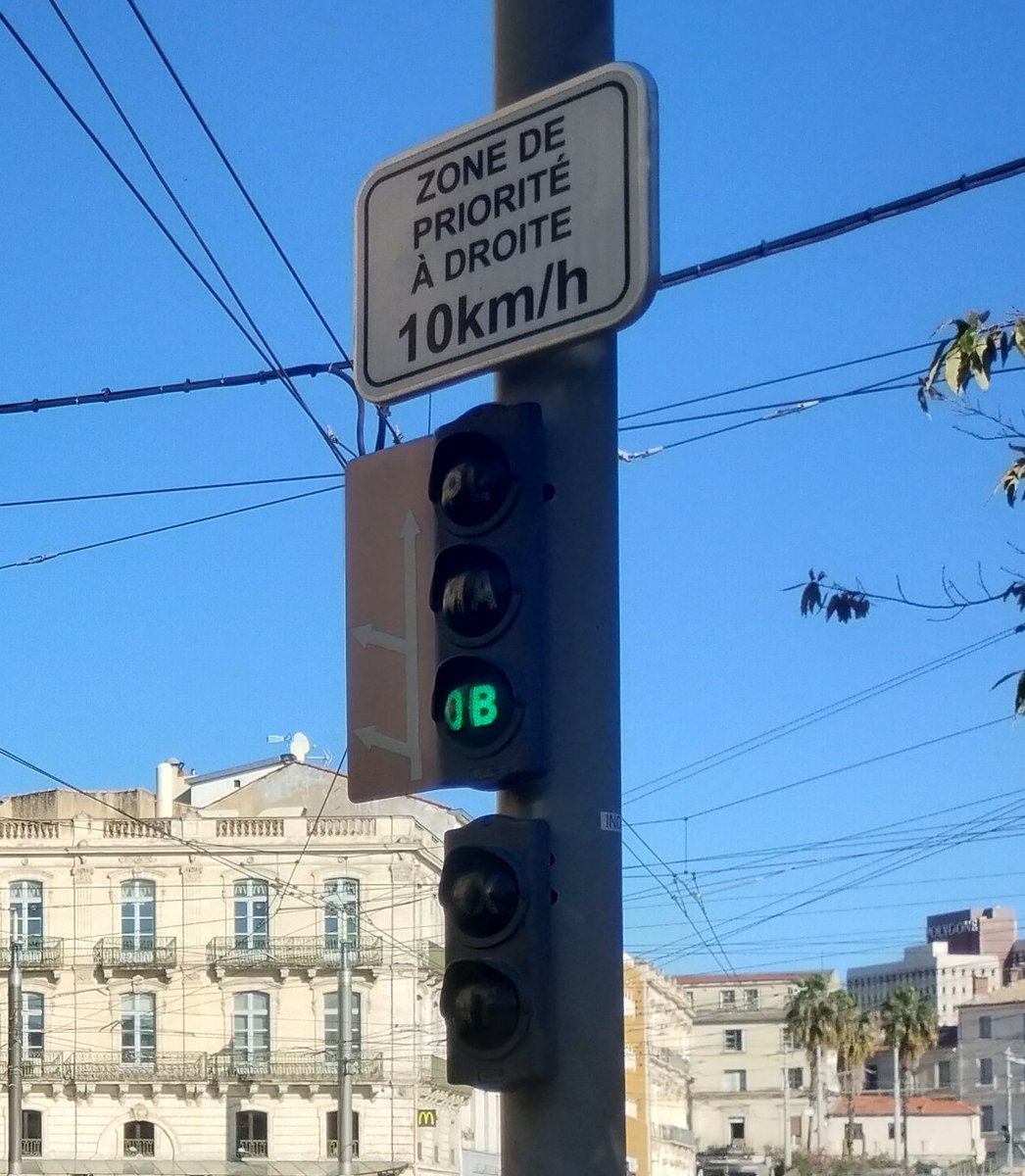 florian_bonet's tweet image. [Éloge de la lenteur 🐌]
Parfois, on doit aller vite. Et parfois, la lenteur et l'absence de trafic 🚗 sont les seules solutions pour permettre à un système de transport de fonctionner efficacement. #lowtech #signalisation #prioritéàdroite #Montpellier #Tramway