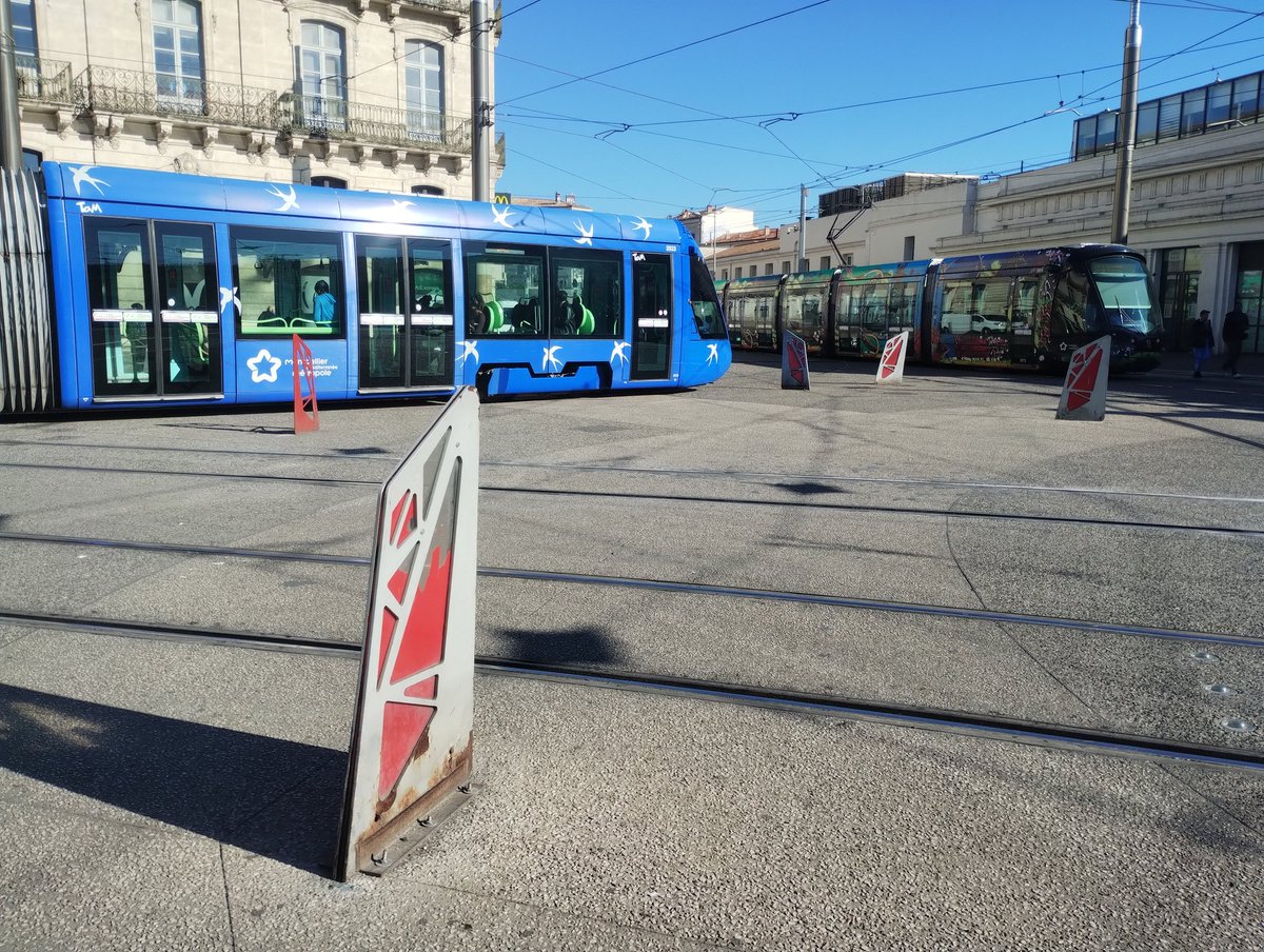 florian_bonet's tweet image. [Éloge de la lenteur 🐌]
Parfois, on doit aller vite. Et parfois, la lenteur et l'absence de trafic 🚗 sont les seules solutions pour permettre à un système de transport de fonctionner efficacement. #lowtech #signalisation #prioritéàdroite #Montpellier #Tramway