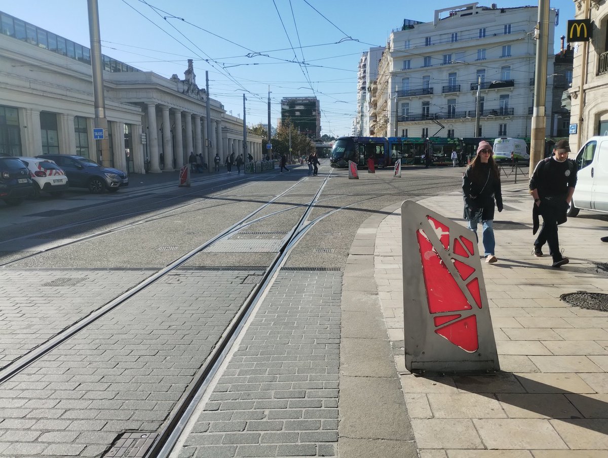 florian_bonet's tweet image. [Éloge de la lenteur 🐌]
Parfois, on doit aller vite. Et parfois, la lenteur et l'absence de trafic 🚗 sont les seules solutions pour permettre à un système de transport de fonctionner efficacement. #lowtech #signalisation #prioritéàdroite #Montpellier #Tramway