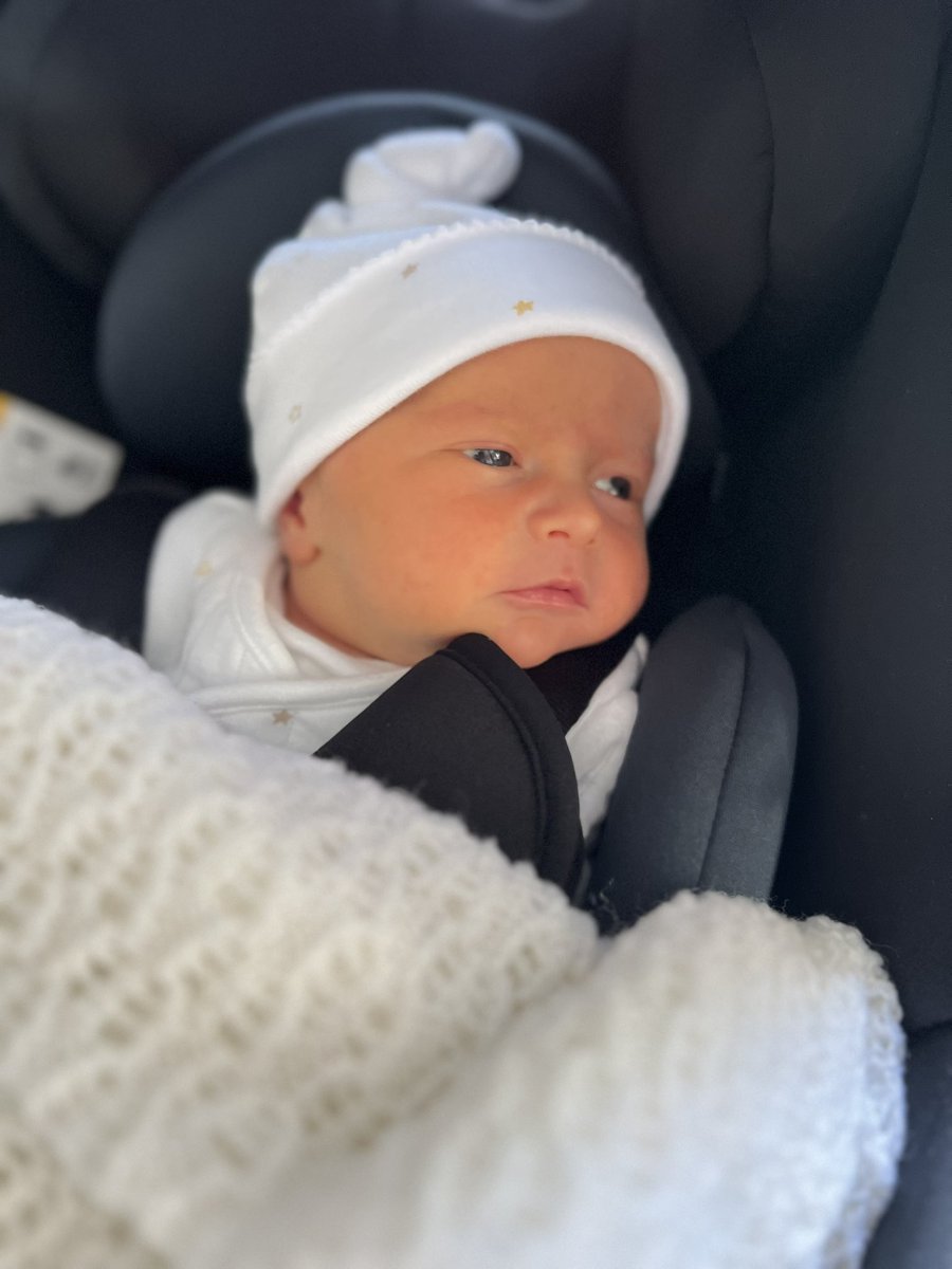 davethe_doodle's tweet image. I know #dogtwitter #dogx is all about heart warming fluffy friends but there is nothing more heart warming than a newborn 👶 human waking up to the world so I thought I would share.