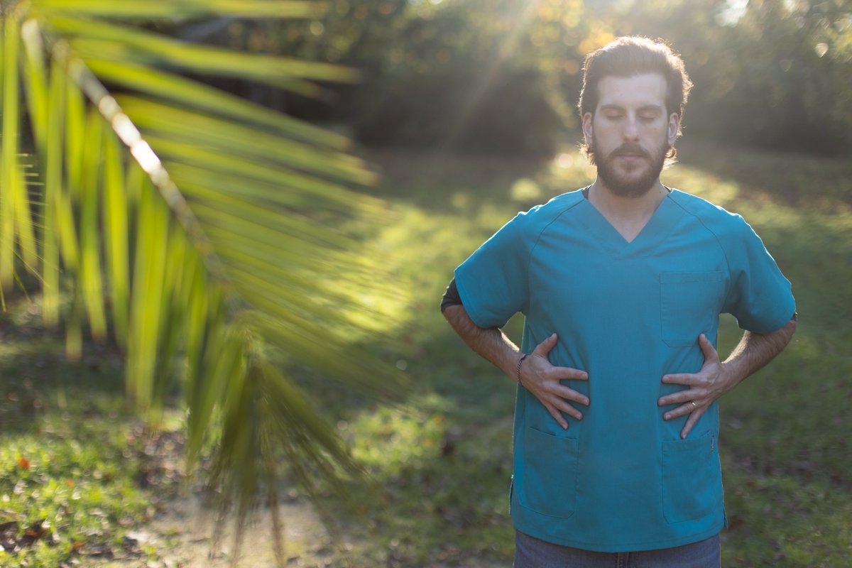 Would you ever try to bench 100kg on your first day at the gym?!

Then why do you do it for breathwork?

When I did my MBSR (Mindfulness-based Stress Reduction) course I learned about the difference between Formal vs Informal practice.

𝙁𝙤𝙧𝙢𝙖𝙡 𝙥𝙧𝙖𝙘𝙩𝙞𝙘𝙚—sitting in