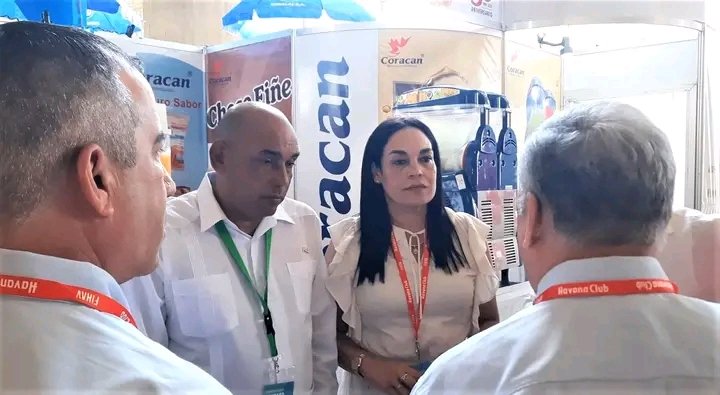 AlbertoLopezcu's tweet photo. Muchas felicidades a todos los trabajadores de la Empresa Mixta @Coracan_SA  en su aniversario 30 empeñados en ganar espacios en el mercado nacional  q satisfaga el consumo de la población y pueda abastecer sectores prioritarios, como el turismo y el comercio interior minorista. https://t.co/0dLBNOr2ZF
