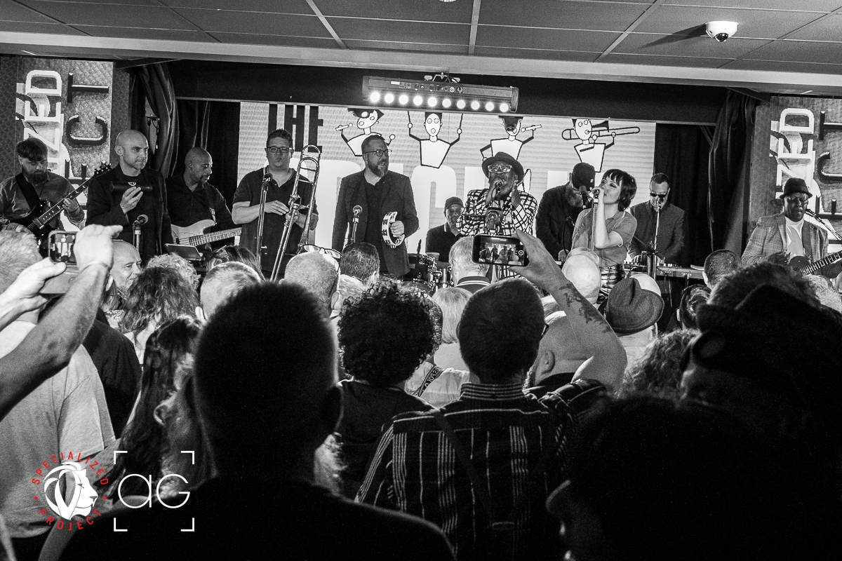 ashleygrebphoto's tweet photo. The Specials Family
Alan, Pablo, Wayne, Tim, Jon, Kenrick, Lynval, Nikolaj, Hannah, Mark, Stan'ley' & James (out of shot, right)
@Specializeduk1
Shorefield Country Park - 09.Nov.24
#thespecialsfamily #whenthelightsgoout #thespecials #specializedproject #livemusic #photography https://t.co/HGs8I8z6AI