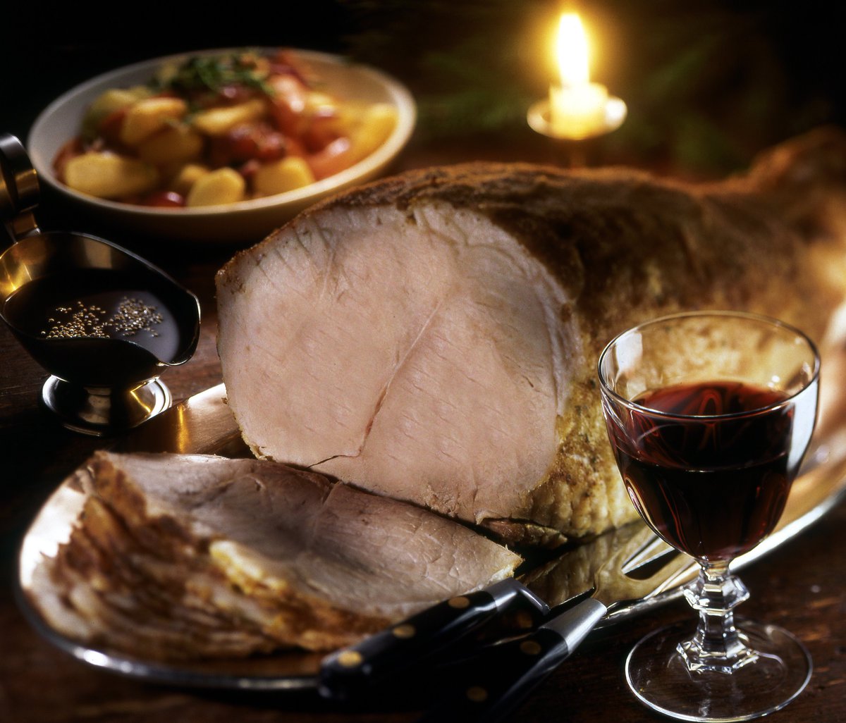 Ethän heitä kinkun paistorasvaa tai lihalientä hukkaan! Hyödynnä hyvät maut ruoanlaitossa, esim. kastikkeessa tai ruoan paistamisessa.  Jos rasvaa jää yli, älä kaada sitä viemäriin, vaan lajittele se jäähtyneenä biojätteeseen tai sekajätteeseen. #hyväälihasta #suomalaistalihaa