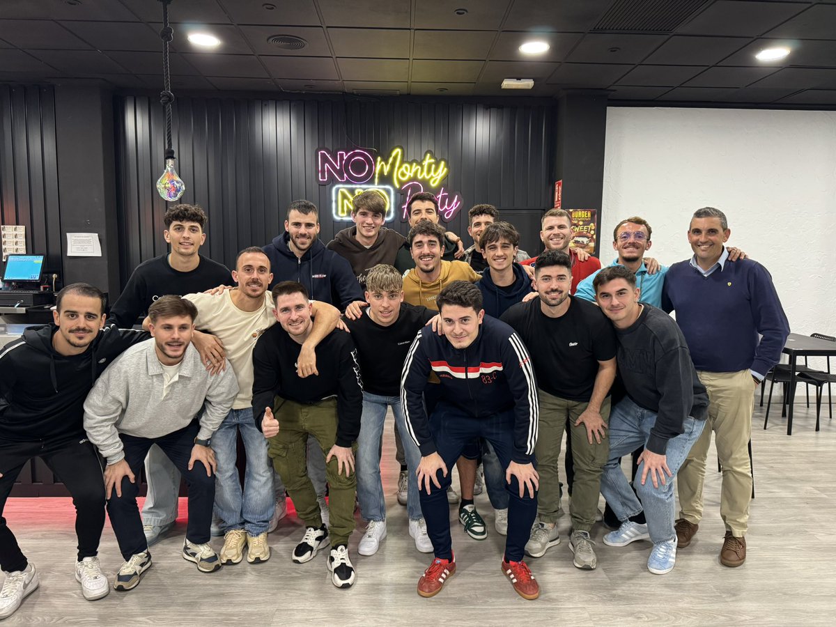 Nuestro primer equipo del Club Atlético Cabezo de Torres disfrutó de una cena increíble en Monty Burguer. ¡Gran ambiente, buena comida y mejores momentos juntos! Gracias por el trato inmejorable. 💪🍔⚽