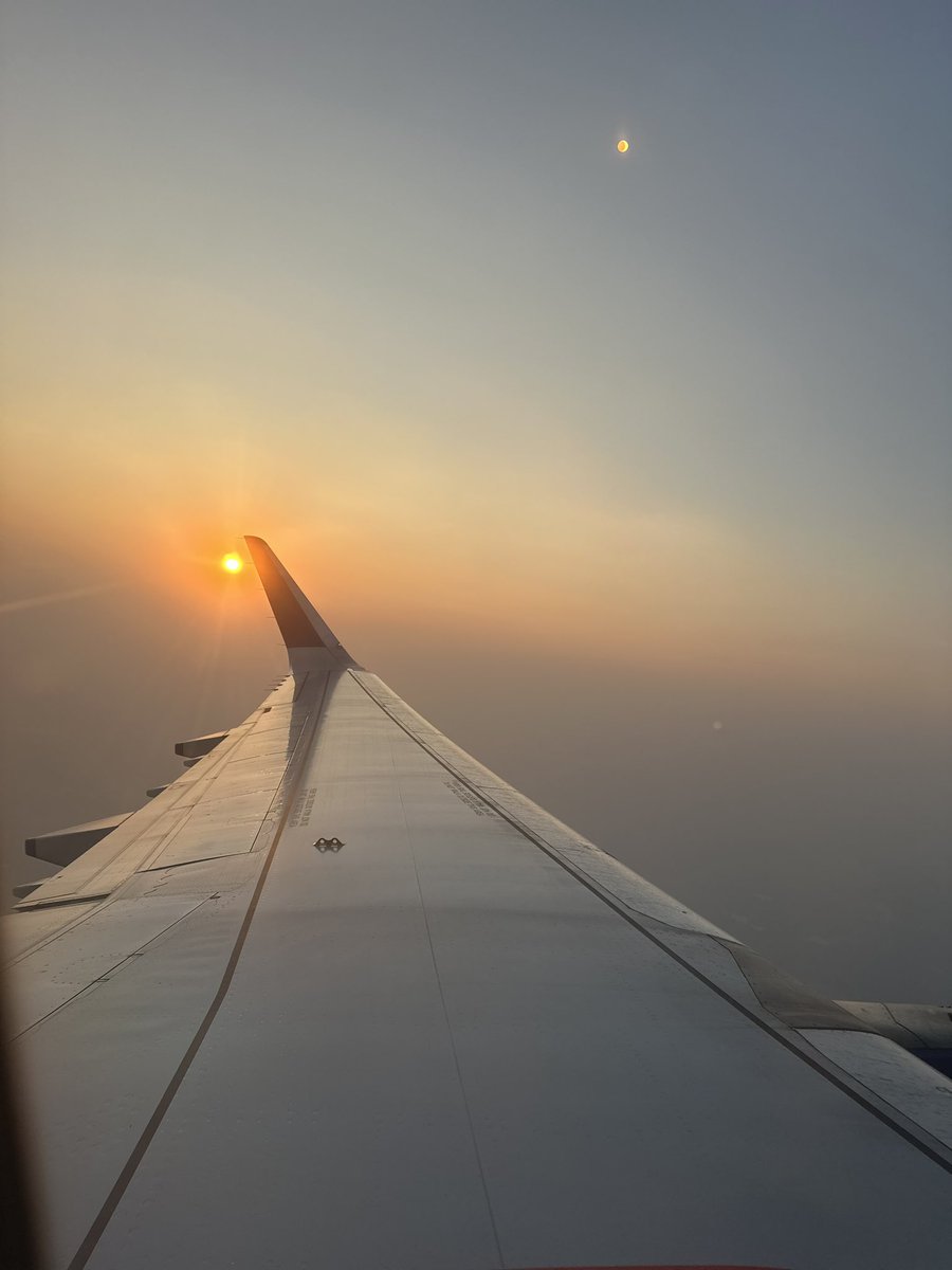 mohitjo's tweet photo. Today sunset was chasing Mojo 😂
See for yourself …
#MojoOnTheMove #MojoChasingSunsets
#KolkattaToDelhi @goindigo https://t.co/a2itOFsLra