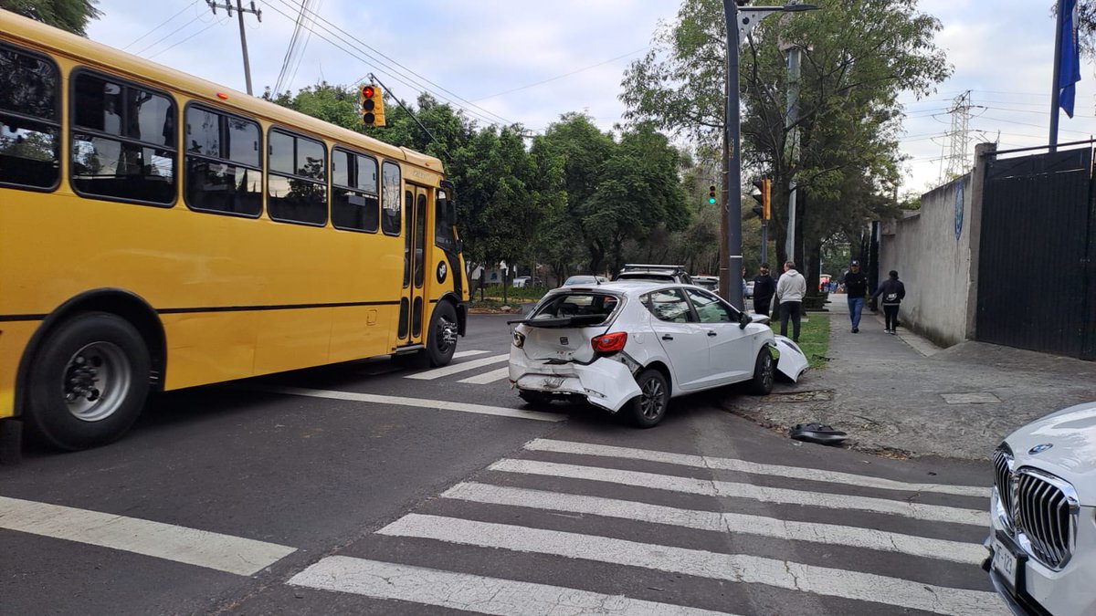 CI_CDMX's tweet photo. #AlMomento || Se registra accidente en el que se vieron involucrados dos vehículos particulares, uno quedo impactado contra un poste.
Ocurrió en el cruce de la avenida #PaseoDeLaReforma y #PlanDeBarrancas, colonia #LomasAltas, @AlcaldiaMHmx.
Ya laboran los Servicios de emergencia.
#ManejeConPrecuación.
📸 @heatzi_drama