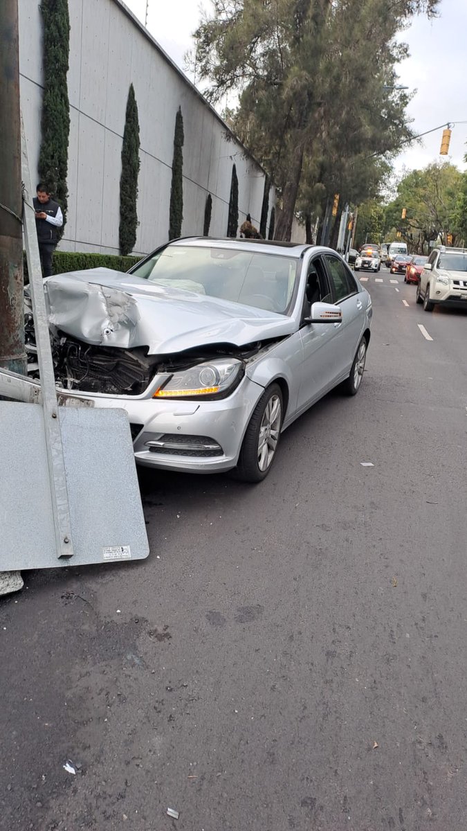 CI_CDMX's tweet photo. #AlMomento || Se registra accidente en el que se vieron involucrados dos vehículos particulares, uno quedo impactado contra un poste.
Ocurrió en el cruce de la avenida #PaseoDeLaReforma y #PlanDeBarrancas, colonia #LomasAltas, @AlcaldiaMHmx.
Ya laboran los Servicios de emergencia.
#ManejeConPrecuación.
📸 @heatzi_drama