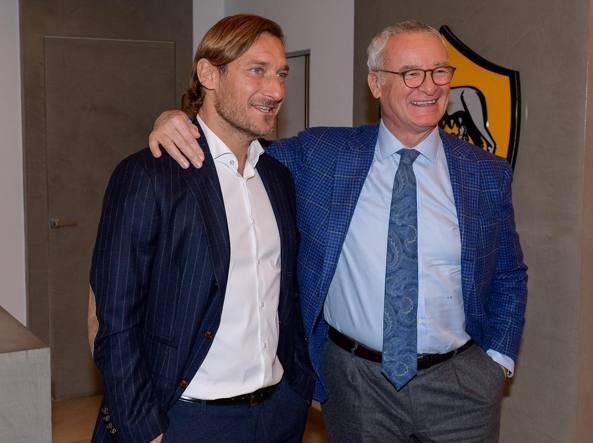LucaSpatolini's tweet photo. 🚨🟡🔴RANIERI CHIAMA TOTTI !
Durante la conferenza stampa di presentazione come nuovo allenatore della #Roma , #Ranieri risponde così alla domanda su #Totti “Perché no? Se ci può dare una mano ben venga, io non sono chiuso”
#ASRoma #SerieA #SerieAEnilive https://t.co/kssd5vnGRP