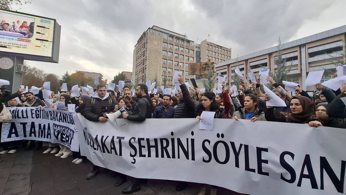 ogretmensendika's tweet photo. Mülakatta adaletsizliğe uğrayan ve kontenjan dışında kalan öğretmenler, Milli Eğitim Bakanlığı önünde bir araya geldi. Aralarında sendikamız üyesi öğretmenlerin de bulunduğu kitle haksızlığı gündeme getiriyor. Basına röportaj veriliyor, @tcmeb önüne destek için gelen milletvekilleri ile sorun paylaşılıyor. Öncesinde @Akparti Genel Merkez'e de giden ve temsilci bir heyet ile yetkililer ile görüşen öğretmenler,  Milli Eğitim Bakanlığı yetkilileri ile de görüşmek istiyor. 

Haksızlığın, yanlış bir sistemin yarattı adaletsizliğin herkes farkında. İnkar edilemeyecek bu sorun çözüm bekliyor. 
#MülakatTEKİNDeğil