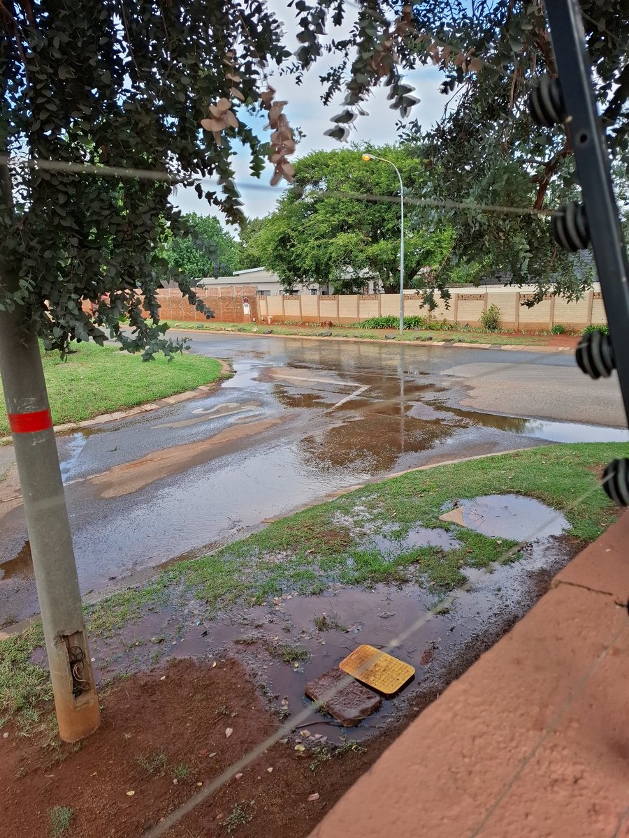 harry_p31's tweet photo. @JHBWater @eNCA @CityofJoburgZA @PresidencyZA @ParliamentofRSA @ANCParliament So 5hrs ago you escalated this matter surely anyone with a little common sense must look at the picture and realize how much water is being wasted https://t.co/mn7QSz0QOa