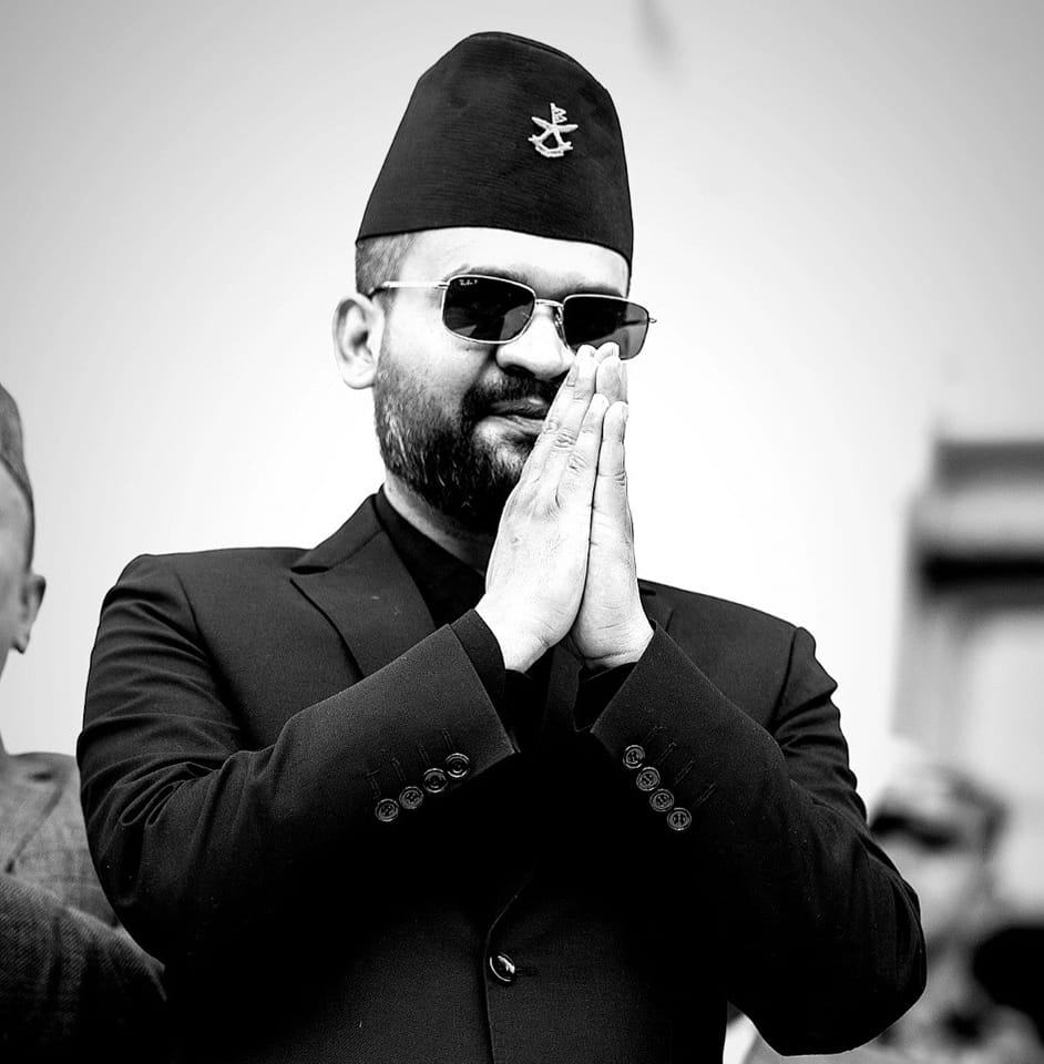 नेपालको राजनितिको आधारभुत चरित्र फेरिदै छ । बदलिदो नेपालको  राजनितिको जीवन्त प्रतिकको रुपमा उदाउदै गरेका <a href="/ShahBalen/">Balen Shah</a> ले आज आफ्नो फेसबुकमा एक तिखो  टिप्पणी गर्नु भएको छ :   
 'नेताज्युहरुले त देशनै बेच्न खोजिसक्नु भो, तर काठमाडौं महानगर बिक्रीमा छैन । तपाईंहरुले पुरै देशनै बेच्नुभो