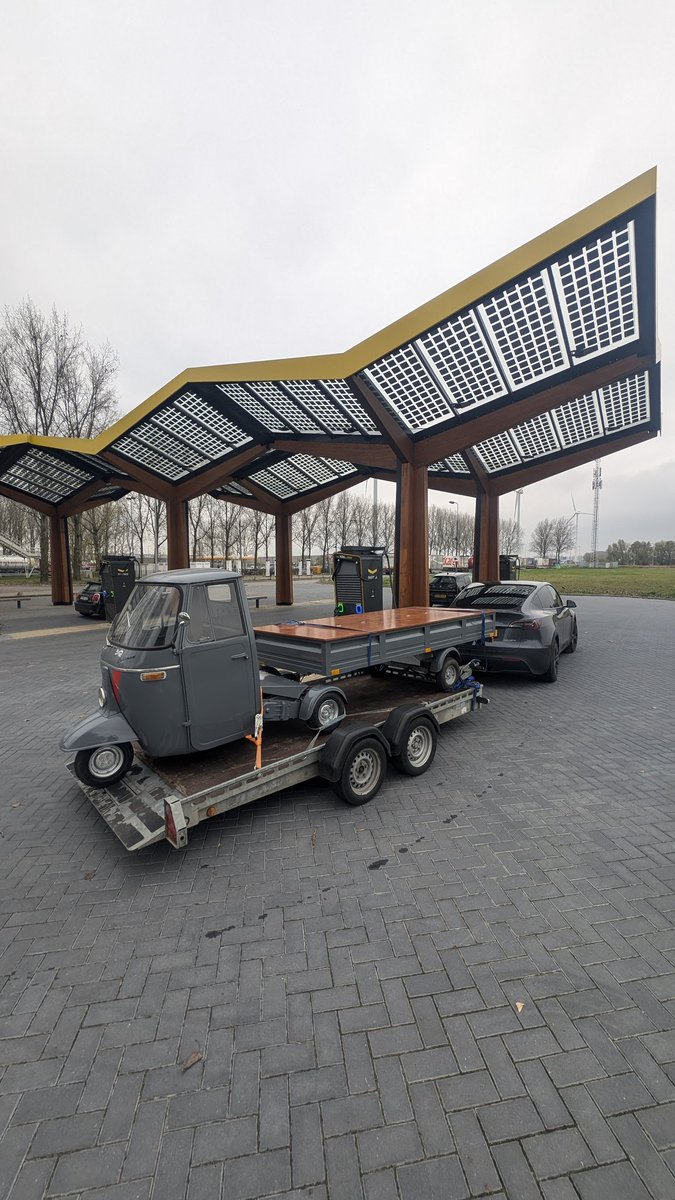 Zo fijn die ruime plekken bij <a href="/Fastned/">Fastned</a> helaas kan de tuktuk nog niet snelladen :=) piaggio-huren.nl #foodtruck