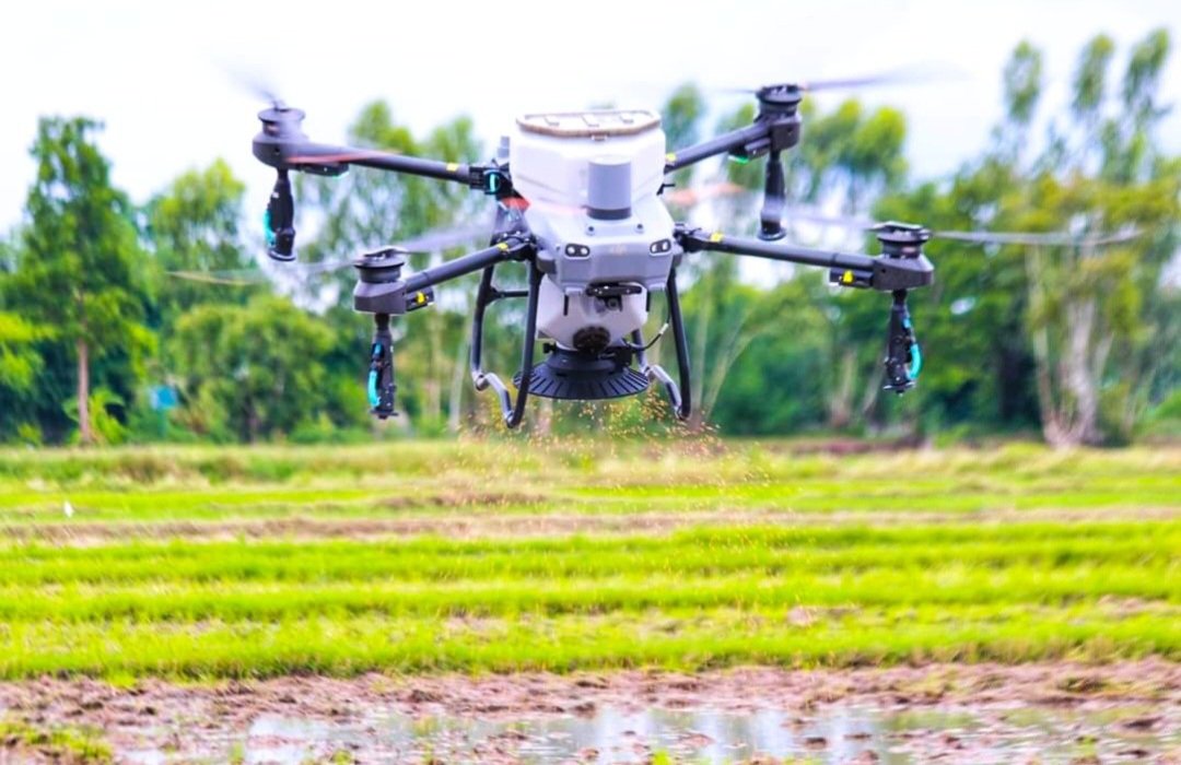 ema_truth's tweet photo. The use of #drones for rice spreading and fertilization offers many benefits compared to traditional methods... 

Increased efficiency and speed, reducing manual labor

Precise application, leading to reduced waste and damage to crops

Real-time monitoring and data collection https://t.co/JRpxBiaE3W