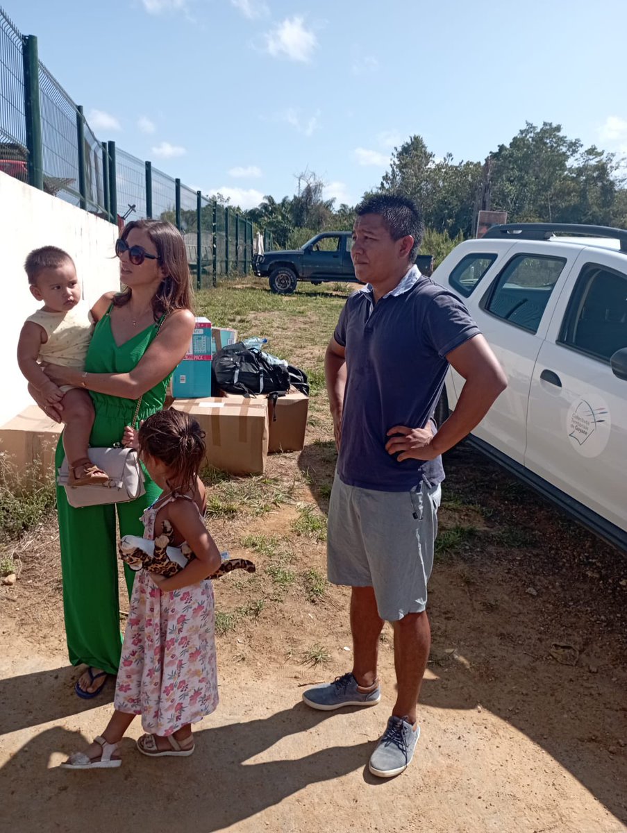 acguyane's tweet photo. Sécheresse à Pilima : l’école est fermée, mais nos enseignants ne lâchent rien! 💪Ils s’envolent de Maripasoula avec leurs enfants et des vivres pour assurer la continuité pédagogique auprès de la vingtaine d’élèves du village. ✈️📚 #Engagement #éducation https://t.co/QWUPzMmY6h