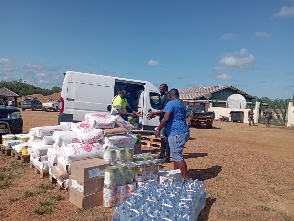 Sécheresse à Pilima : l’école est fermée, mais nos enseignants ne lâchent rien! 💪Ils s’envolent de Maripasoula avec leurs enfants et des vivres pour assurer la continuité pédagogique auprès de la vingtaine d’élèves du village. ✈️📚 #Engagement #éducation