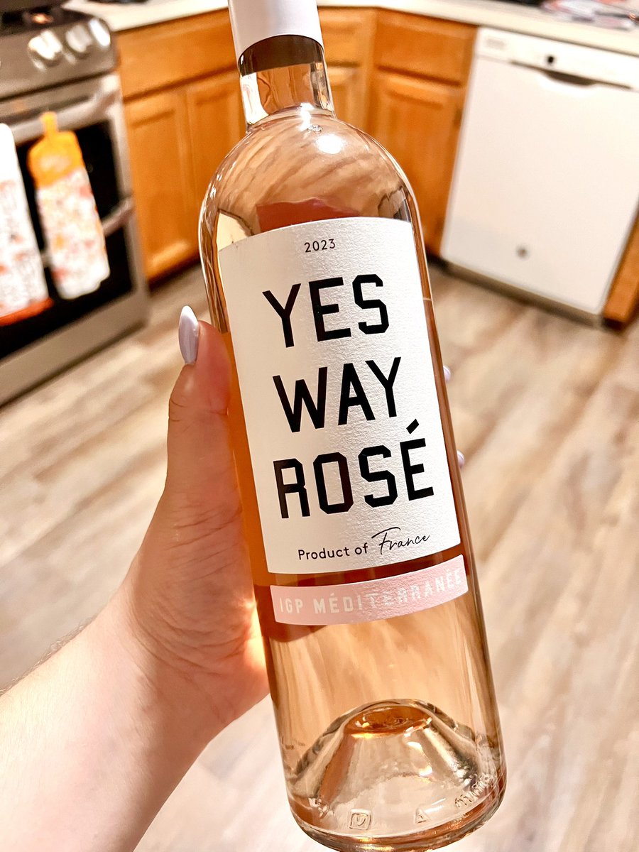ginamarriee's tweet photo. 🧇💅🏻🥂 https://t.co/106Vs2zF6A