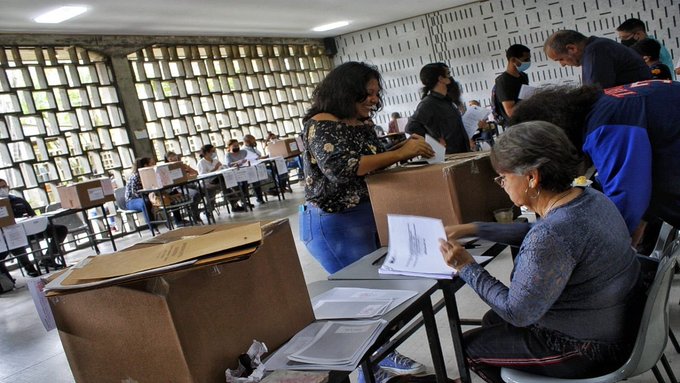 VPITV's tweet photo. #AHORA | Este #15Nov son las elecciones de la Universidad Central de Venezuela (UCV). 

La casa de estudio elige este viernes a su nueva representación estudiantil en sus distintos niveles. 

https://t.co/Y82wuqyc1m https://t.co/zlrjGDWAJT