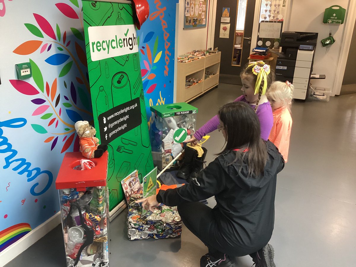 halebank_sch's tweet photo. Thank you to @GoRecycleRight for our wonderful materials. Our display helps us all to learn about recycling #gorecycleright https://t.co/iihwtkmYuo