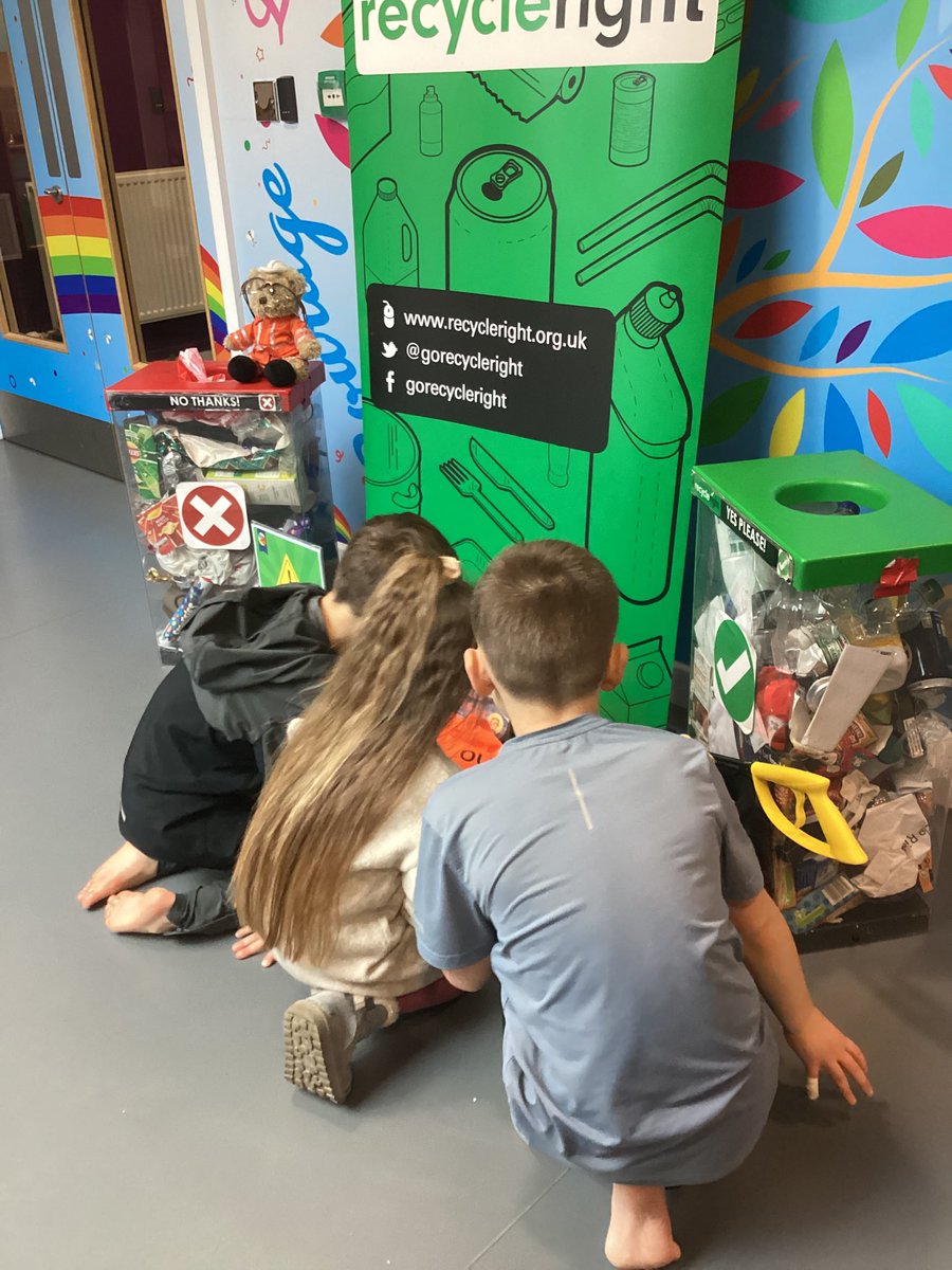 halebank_sch's tweet photo. Thank you to @GoRecycleRight for our wonderful materials. Our display helps us all to learn about recycling #gorecycleright https://t.co/iihwtkmYuo