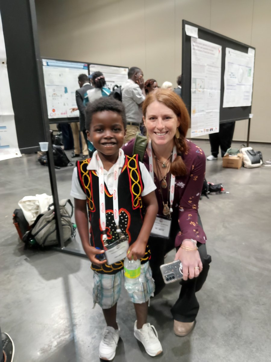 The youngest attendee of the #TropMed24 (Kayden) discussing with #ASTMH_president and other scientists. He loves bugs and mosquitoes @EcoDynVP_Lab <a href="/ASTMH/">ASTMH</a> <a href="/ACME_ASTMH/">ACME</a> <a href="/USAID/">USAID</a> 

Please RT, love and comment