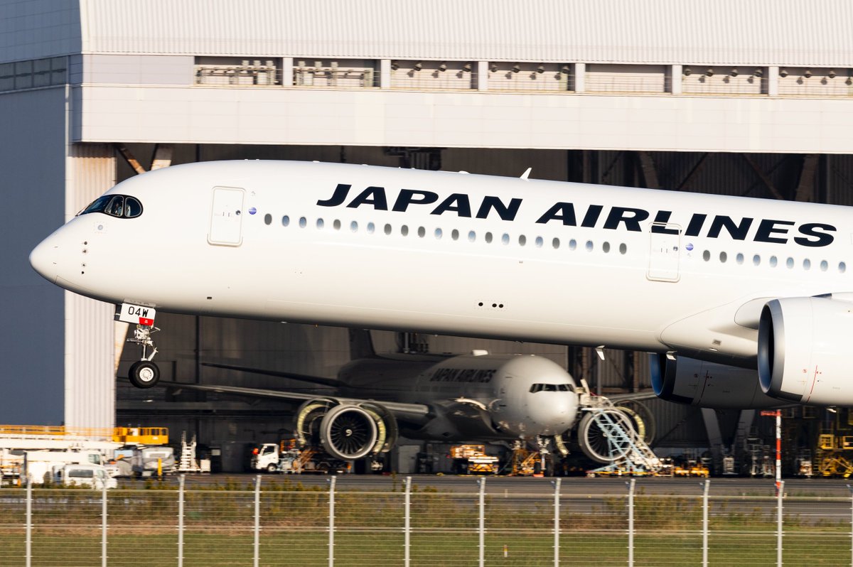 knaviation's tweet photo. JAL's new flagship A350-1000 landing on Haneda's runway 34L while its previous flagship 777-300ER is being maintained in the airline's hangar. https://t.co/50vSuAvAVQ
