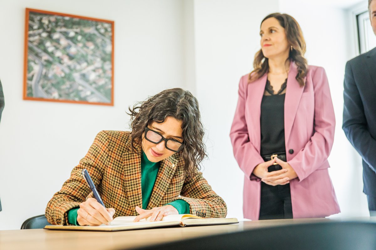 🏢 La consellera d’Interior i Seguretat Pública, <a href="/nuriaparlon/">Parlon #apeudecarrer #interioriseguretatpública</a>, participa en l’acte d’inauguració del nou edifici de seguretat local de #Vallirana acompanyada de la diputada de la <a href="/diba/">Diputació de Barcelona</a>, <a href="/LluisaMoretSabi/">Lluïsa Moret Sabidó</a>, i de l’alcaldessa del municipi, <a href="/eva_martinezmor/">Eva Martínez</a>.

#Interior #Seguretat