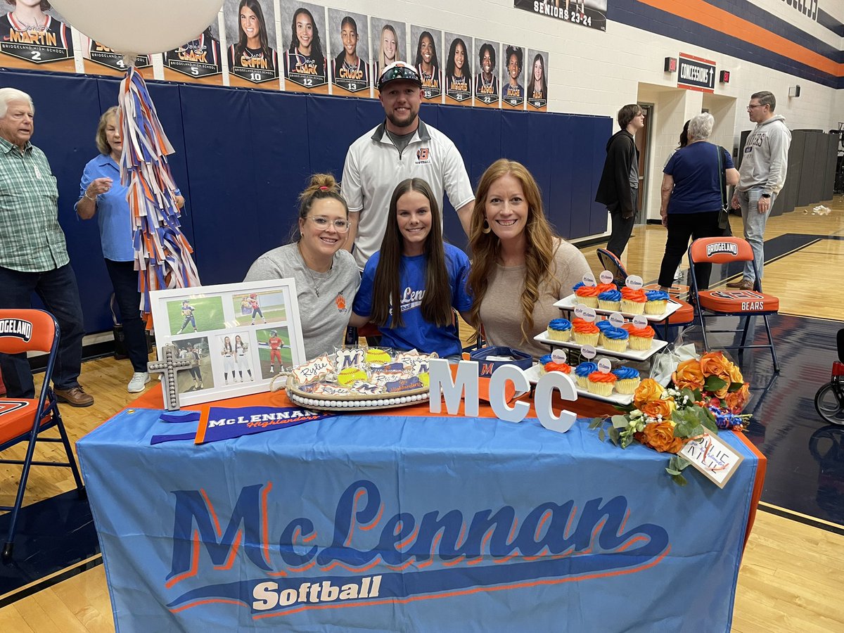 marquart_rylie's tweet photo. Officially a Highlander🧡💙
A huge thank you to all of my friends and family that made this day possible! Can’t wait for the next two years.
@McLennan_SB https://t.co/390dqFKDT4