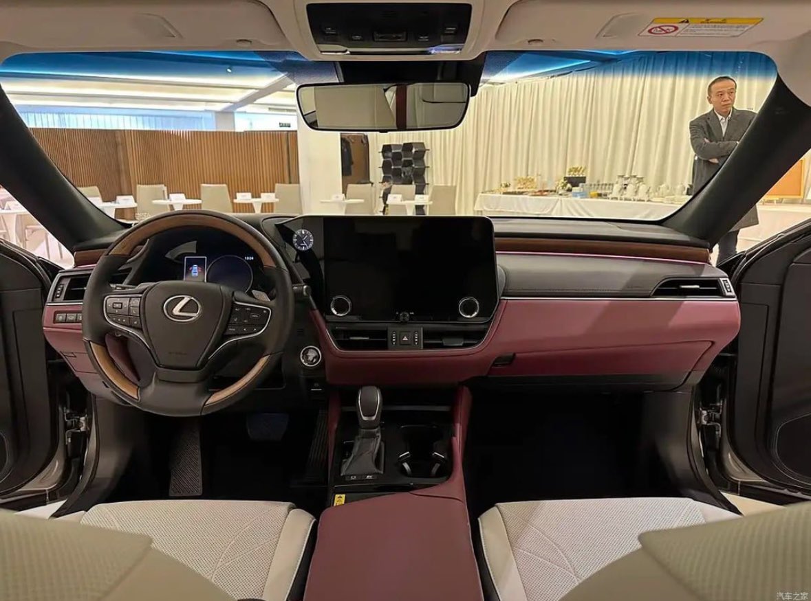 The newly updated Chinese market Lexus ES has officially been revealed. What do you think? 

Pics via happyFF_kk_2404 on Reddit. 
#lexusES #ES300h #ES350 #ES300h #ES260 #ES250 #lexus #lexuslove