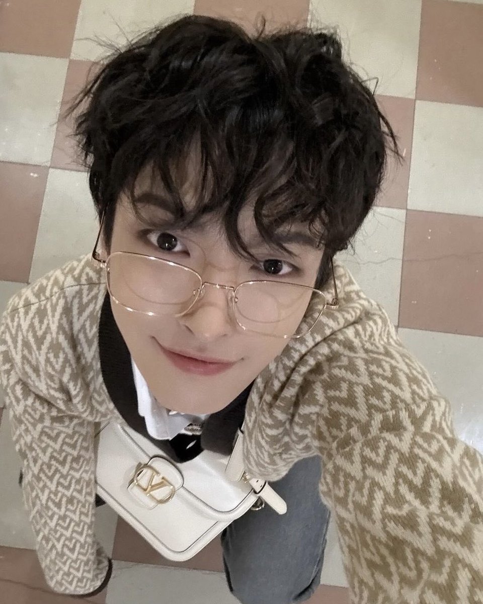 KMHJPICS's tweet image. i love this man so much🥹🤍