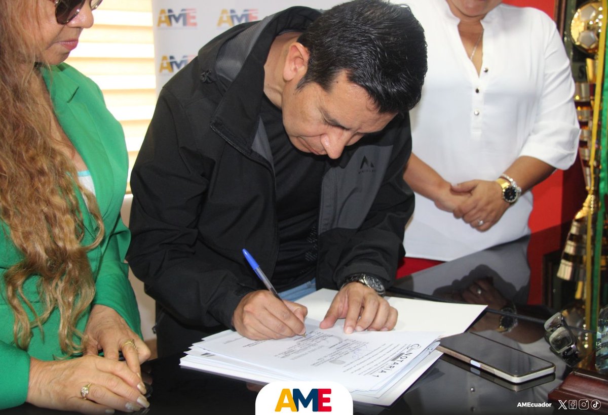 AMEcuador's tweet photo. Nuestro director ejecutivo, Esteban Orellana, y el alcalde de Tena, Jimmy Reyes, firmaron la escritura pública para la donación de un terreno para la sede de la #UTR2. Ligia Caiza, presidenta de la #UTR2 y alcaldesa de Carlos Julio Arosemena Tola, fue testigo.
#AMEesGestión https://t.co/m9yXgkJaYT