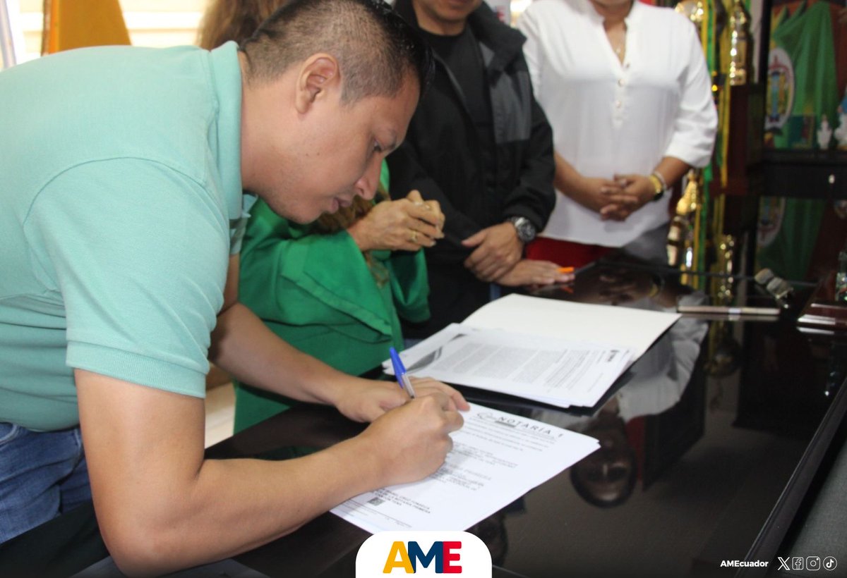 AMEcuador's tweet photo. Nuestro director ejecutivo, Esteban Orellana, y el alcalde de Tena, Jimmy Reyes, firmaron la escritura pública para la donación de un terreno para la sede de la #UTR2. Ligia Caiza, presidenta de la #UTR2 y alcaldesa de Carlos Julio Arosemena Tola, fue testigo.
#AMEesGestión https://t.co/m9yXgkJaYT