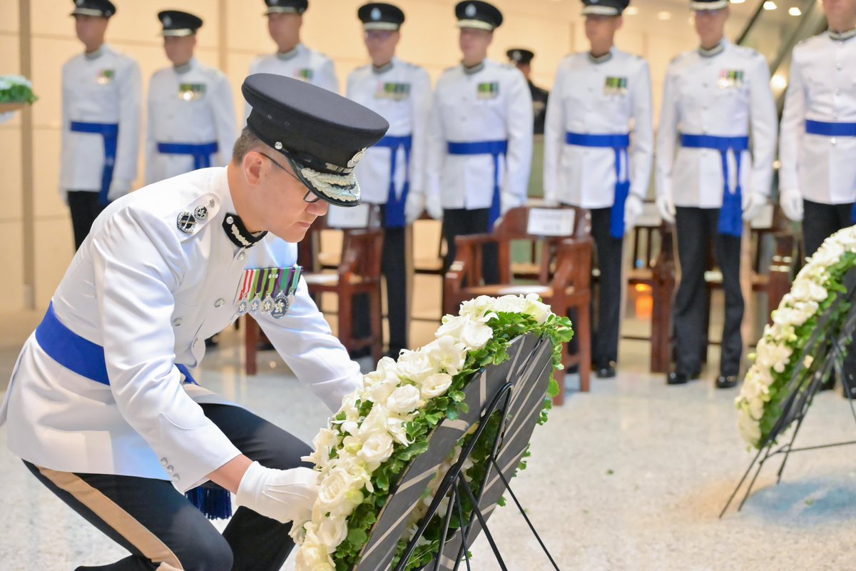 hkpoliceforce's tweet image. #FallenButNotForgotten
On Force #RemembranceDay—we observed a moment of silence following the tune of the #LastPost to pay our respects to regular and auxiliary #HKPF officers who have made the ultimate sacrifice #InTheLineOfDuty.
Their devotion to safeguarding🇭🇰—#LestWeForget