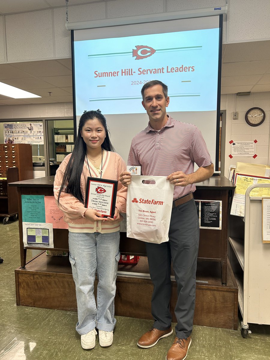 MattFulton03's tweet photo. Sumner Hill recognized October Servant Leaders! These students exemplify selflessness on campus! Thanks to Tim Bruss for his partnership in this recognition! @ClintonSchools #goarrows https://t.co/TGBgQpqh1e
