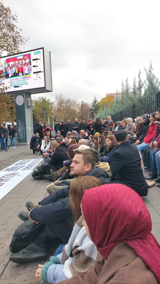 Ulus, bakanlık önleri, il-ilçe memler…
Hakkımız olanı alabilelim diye ağlatmayıp yalvartmadığınız bir yer kalmadı. Hakkımız olanını istiyoruz #MuelakatTekinDeğil