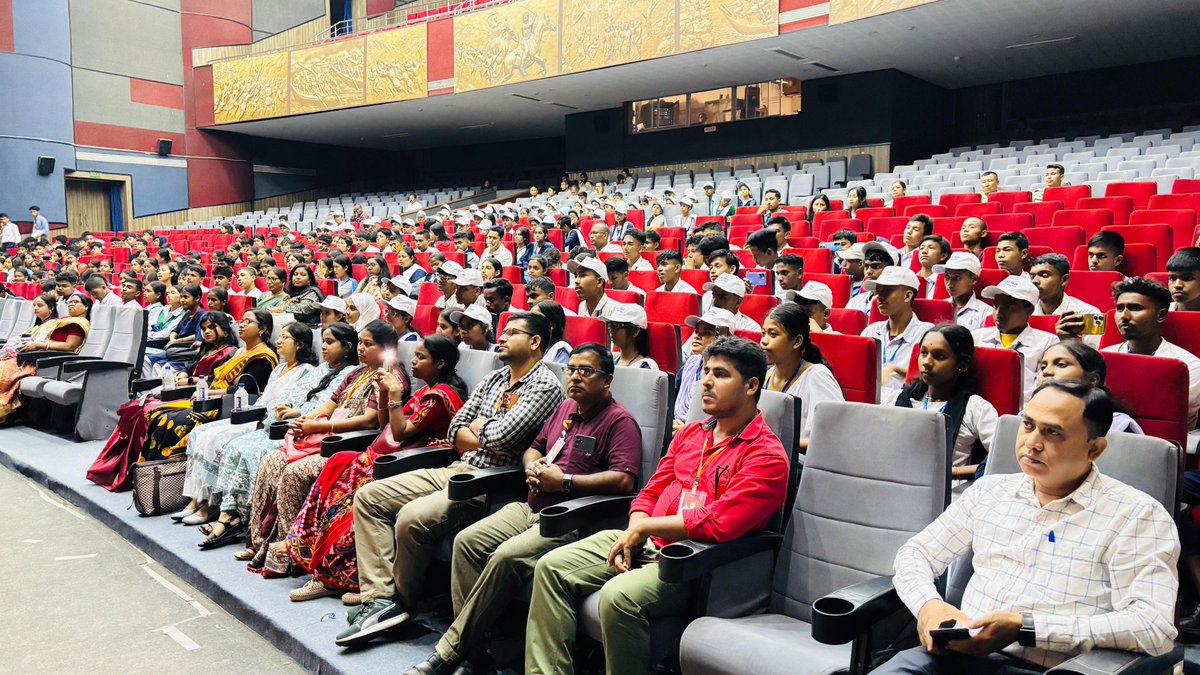 ranojpeguassam's tweet photo. Today, I had an enriching interaction with the final batch of mentees under the Arohan Scheme 2024-25 at Srimanta Sankaradeva Kalakshetra. This initiative supports talented students from Classes IX to XII through mentoring, career counseling, exposure programs, and incentives in cash or kind.

Till November 2024, 12,929 students have registered on the Arohan portal, and 3,517 mentees from 33 districts have benefited from exposure visits this year. I appreciate the Department of School Education and Samagra Shiksha Assam for their efforts in organizing this impactful program.
@himantabiswa 
@CMOfficeAssam