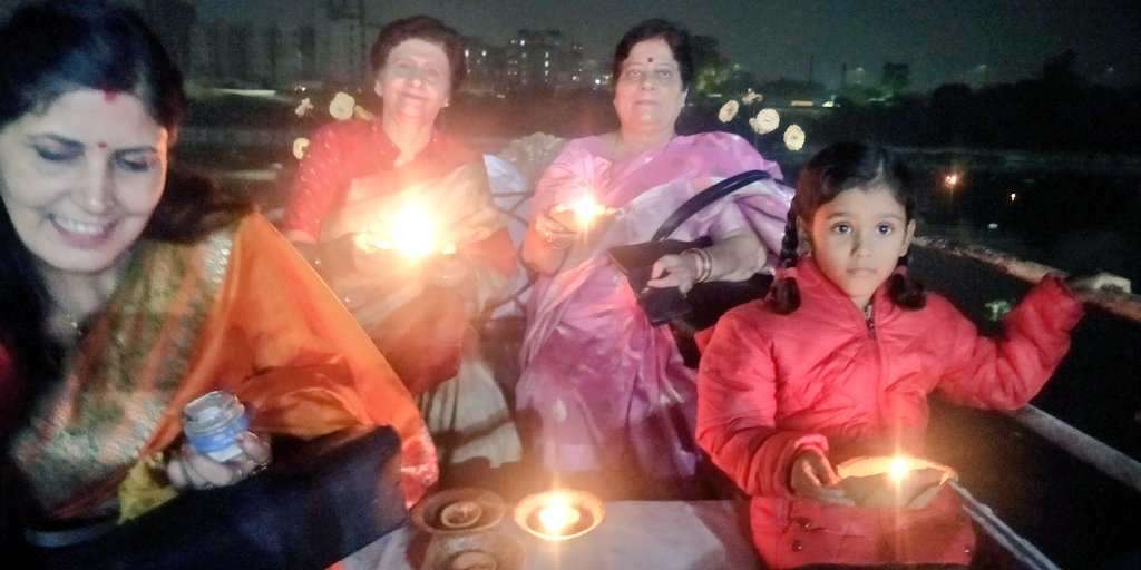 SanyuktaBhatia's tweet photo. आज कार्तिक पूर्णिमा के पावन अवसर पर लखनऊ के शुक्ला घाट में आयोजित गंगोत्सव 2024 में दीप दान किया। https://t.co/WpKtdDCxU9