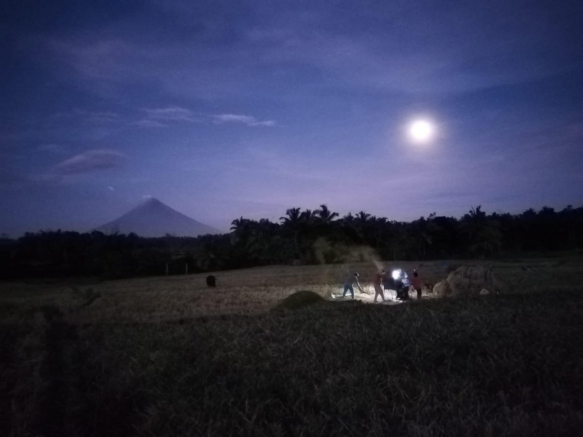 Rice farmers saving the harvest before Bagyong Pepito's rage. The story behind this photo. 🥲 praying for everyone's safety.

Mayon Volcano, 5:43pm.
Cr. — Shiela S.
#PepitoPH