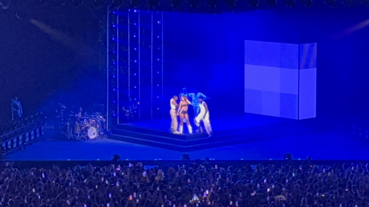 Avatar5991's tweet photo. A thread of highlights from @tatemcrae’s show held at the Adelaide Entertainment Centre on Friday 15/11/2024!
More highlights on https://t.co/lZPMbz25Up
#TateMcRae #ThinkLater #ThinkLaterTour #ThinkLaterWorldTour #TLTAdelaide #MyAdelaide #SeeSouthAustralia https://t.co/Yev3PADIDE