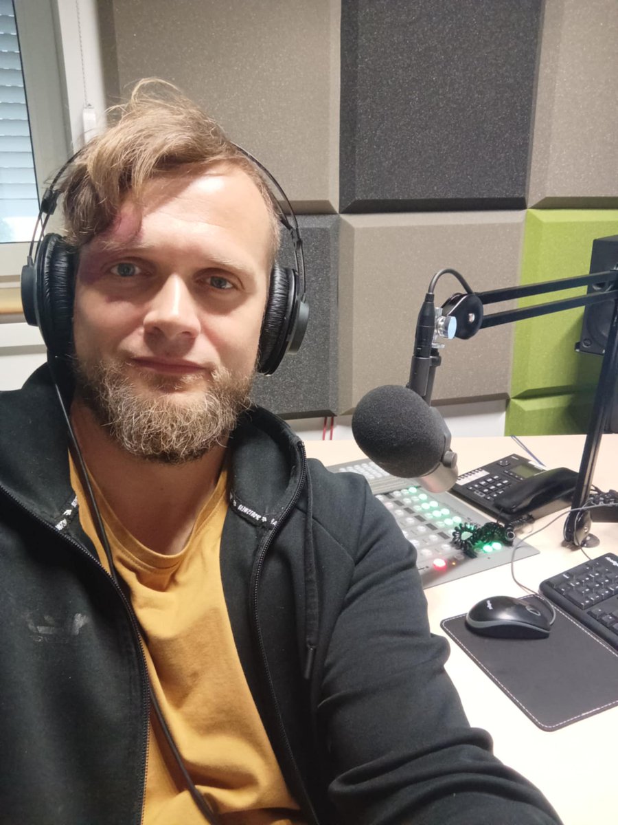 M_Bondyra's tweet photo. O 17.30 #ChartowoNaSportowo w @radio_emaus , gdzie  goszczę trenera @ttworas 
Rozmawiamy o meczu Polaków z Portugalią #PORPOL (20:45 w Porto). 

Będzie o: 
👉absencji Lewego, 
👉nieobecności Casha, 
👉poznańskich młokosach (Kozubalu i Gurgulu), 
👉składzie i typie trenera na mecz https://t.co/buDRw3SxBs